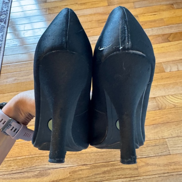 Me Too Josie Satin Peep Toe Pumps, Black, Size 8.5M - Picture 2 of 6